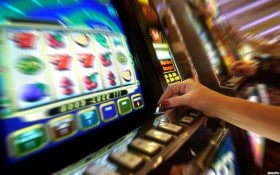 Detail layar permainan slot Playtech menampilkan tabel pembayaran, pengaturan taruhan, dan tombol putar di centongtoto